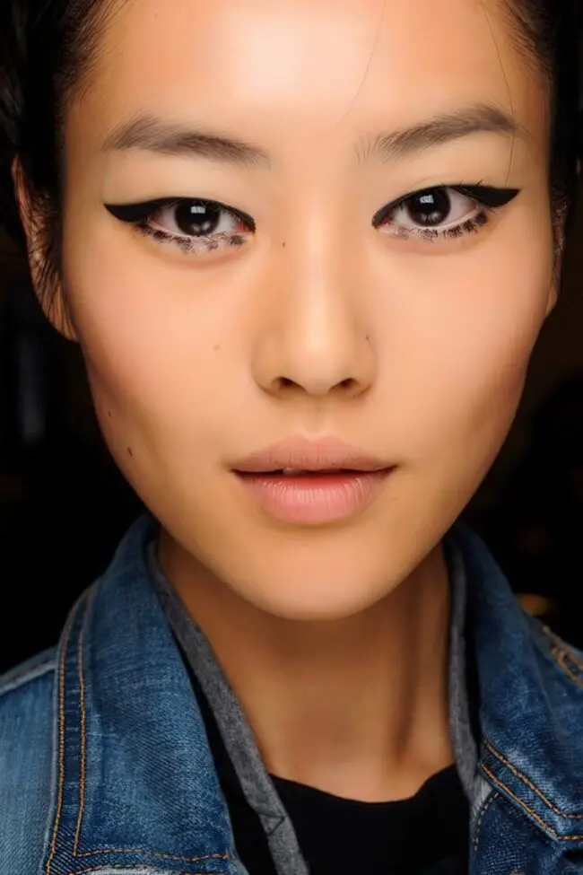 Dramatic Cat-Eye with Nude Lips