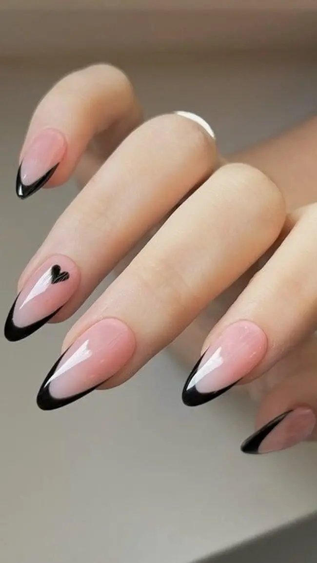 Elegant Simplicity in Black Nails